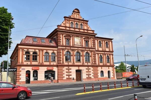 Co je nového v teplické Masarykově ulici část 2.: "Mekáč" a Červený kostel