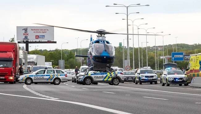 Zavřená D10 kvůli nehodě tří aut: Řidič jel moc rychle a dostal smyk? Nejméně dva vážně zranění