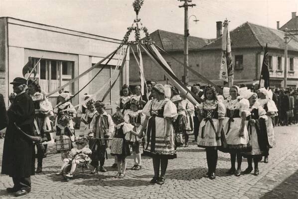 Baráčníci v průvodu 1.máje, rok 1946