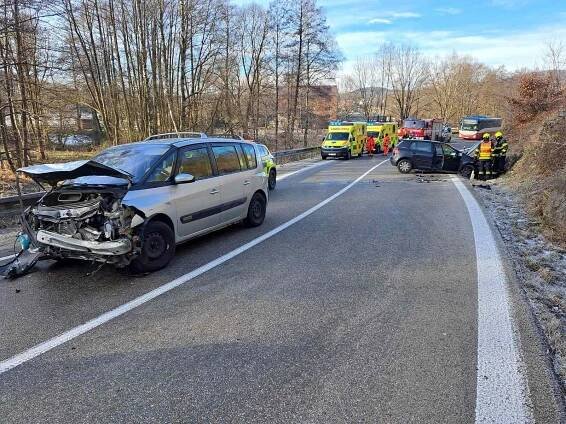 Srážka aut na Strakonicku si vyžádala dvě zranění