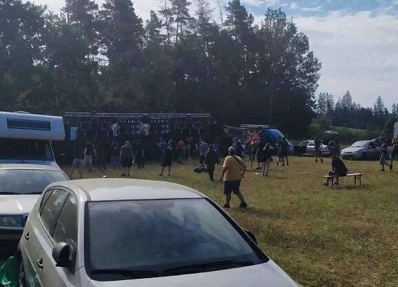 Technoparty na Benešovsku má účast 2000 lidí. Situaci řeší hygiena, akci monitoruje policie - galerie | Život v Česku