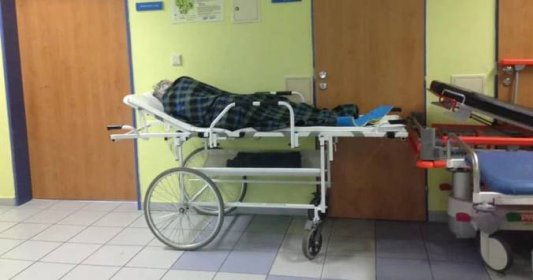 Pacientka ležela šest hodin na chodbě a sténala. ‚Je to hon na zdravotníky,‘ reaguje nemocnice