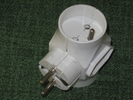 Soubor:Mains.plug3sockets.JPG – Wikipedie