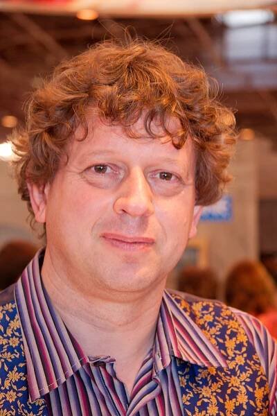 Soubor:Peter F Hamilton 20090315 Salon du livre 1.jpg – Wikipedie