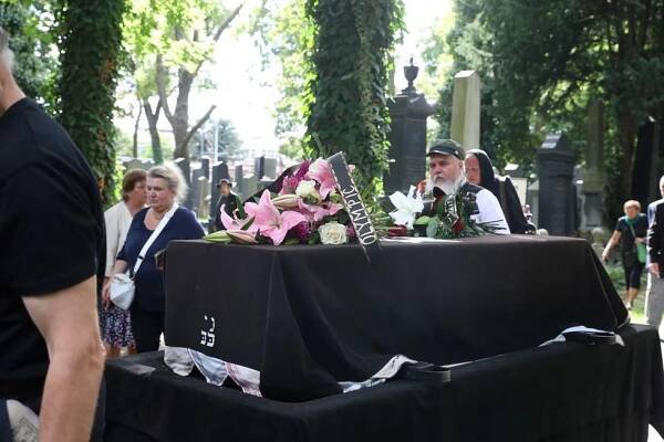 Půl roku po smrti Yvonne Přenosilové (†76): Šokující hrob! FOTO uvnitř