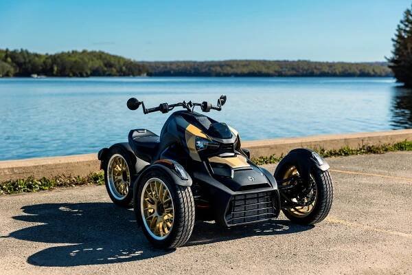 Paar neben einem 3-rädrigen Can-Am Spyder RT
