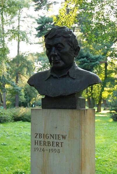 Soubor:Zbigniew herbert pomnik park jordana krakow.jpg