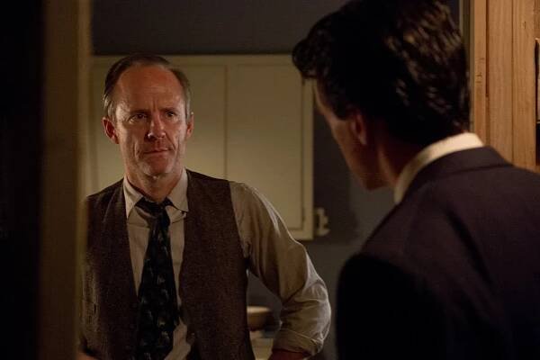 Manhattan - Druhý příchod - Z filmu - John Benjamin Hickey
