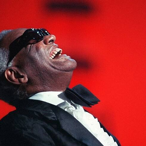 Ray Charles: Charismatický zpěvák přezdívaný „The Genius“, který navzdory životním tragédiím dokázal rozdávat radost