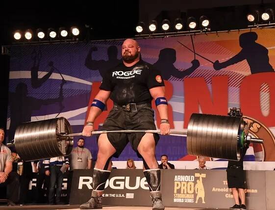 Brian Shaw Doing Deadlift