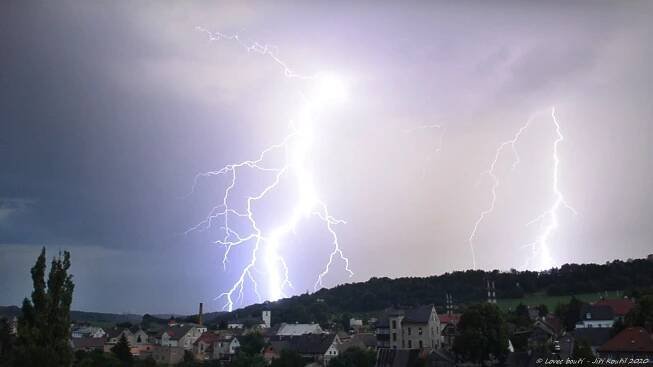 Normální člověk se schová, on vyráží ven. Lovec bouří Kouřil fotí nebe už dvacet let