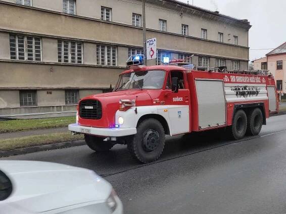 Hasiči jeli k požáru do Sola. Byl to planý poplach a auta komplikovala dopravu