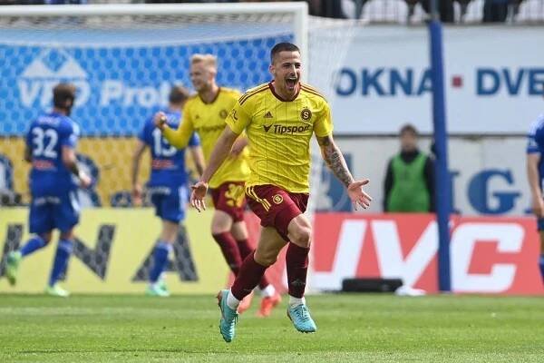 Fotbalista Sparty Martin Minčev slaví gól v utkání 1. kola nadstavby první fotbalové ligy na půdě Sigmy Olomouc.