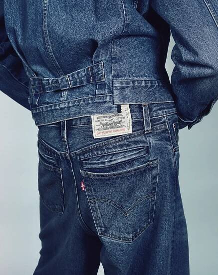 Levi’s® se spolu se značkou sacai rozhodly dát ikonickým denim kouskům novou podobu - UrbanStage.cz