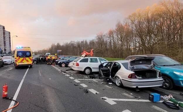 Sedm lidí, včetně čtyřleté holčičky, se v sobotu zranilo při nehodě v Havířově
