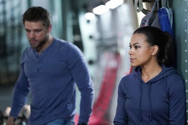 Tým SEAL - Prisoner's Dilemma - Z filmu - Max Thieriot, Toni Trucks
