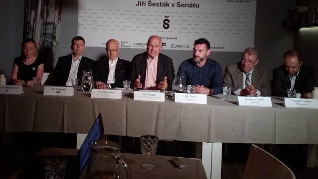 Jiřího Šestáka podpoří v boji o senát několik stran