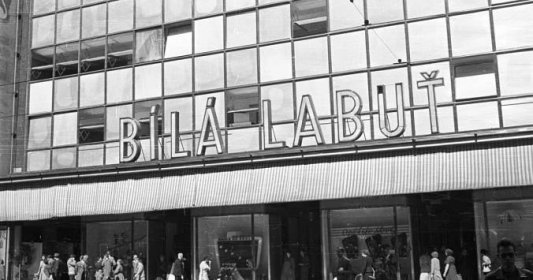 Obchodní dům Bílá Labuť slavnostně otevřel před 85 lety: Prohlédněte si dobové fotky a připomeňte si historii této pražské budovy