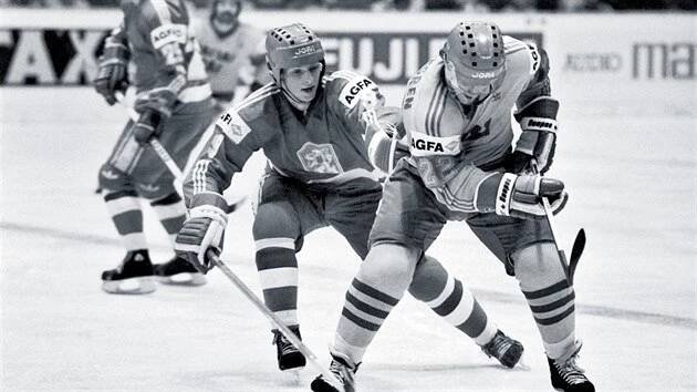 Jaroslav Benák v souboji se Švédem Hakanem Sodergenem (vpravo) při MS v hokeji v roce 1985 v Praze.