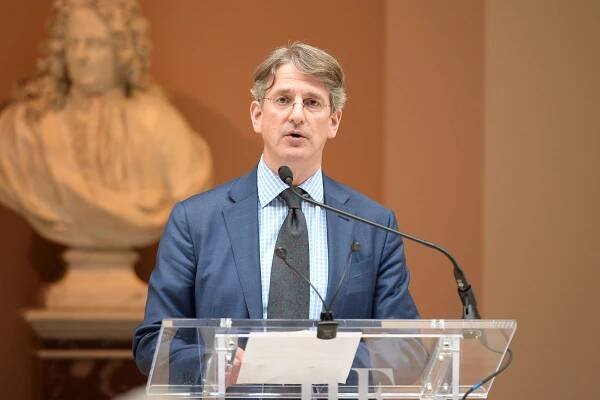 Thomas Campbell speaks at an event at the Met.