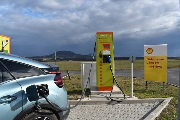 Elektromobilita v Česku zrychluje. U bezemisních pump ČEZ na Vysočině načerpaly elektromobily loni o 66 % více energie