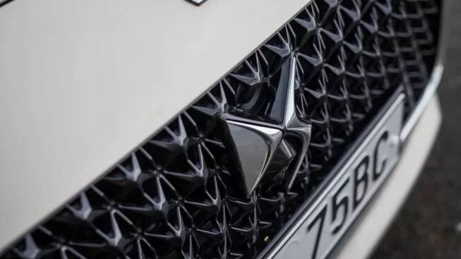 TEST: DS 9 zašlape designem a výkonem hybridní Superb do země, ale provětrá vám peněženku