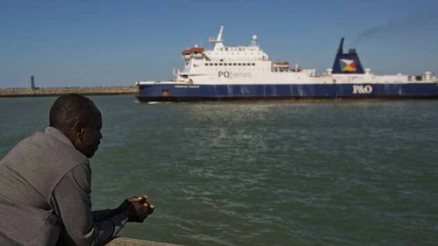 V přístavu Calais byla přerušena doprava kvůli plavajícím migrantům