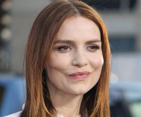 Saffron Burrows Biography - Facts, Childhood, Family Life & Achievements
