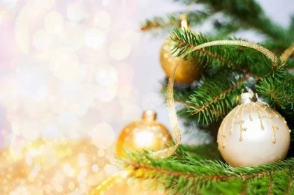Vánoční koule s copy a třpytivé pozadí — Stock obrázek