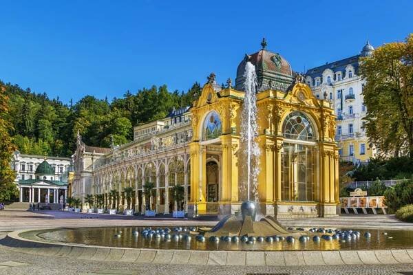 hlavní lázeňská kolonáda v mariánských lázních - mariánské lázně - stock snímky, obrázky a fotky