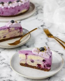 Nepečený pistáciovo-borůvkový cheesecake od Katky Šiškové z blogu Na vidličku 