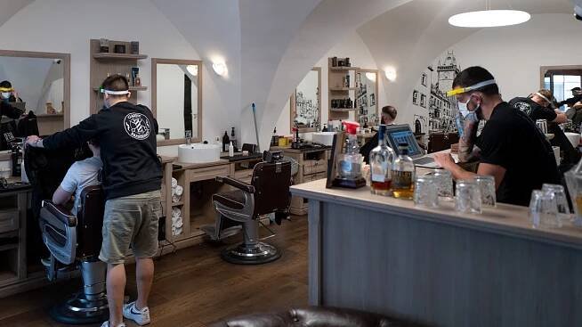 Zahrádky i v dešti, kadeřníci lapající po dechu. Jak se Česko vrací k normálu
