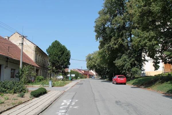Soubor:Rousínov, Královopolské Vážany, náves (2017-08-26; 01).jpg