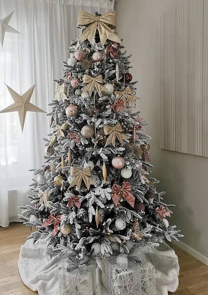 Zasněžený umělý vánoční stromek 210 cm bílý BASSIE_837648