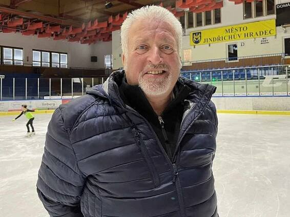 Bývalá olympionik a několikanásobný mistr republiky Alan Spiegl, který posledních pětadvacet let strávil ve Švédsku,  je šéftrenérem jindřichohradeckého bruslařského klubu.