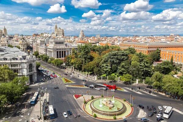 Plaza de cibeles mit brunnen in madrid — Stockbild