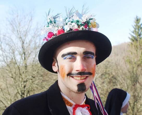 Fašanky na Slovácku? Davy masek v ulicích a dominující tanec Pod šable