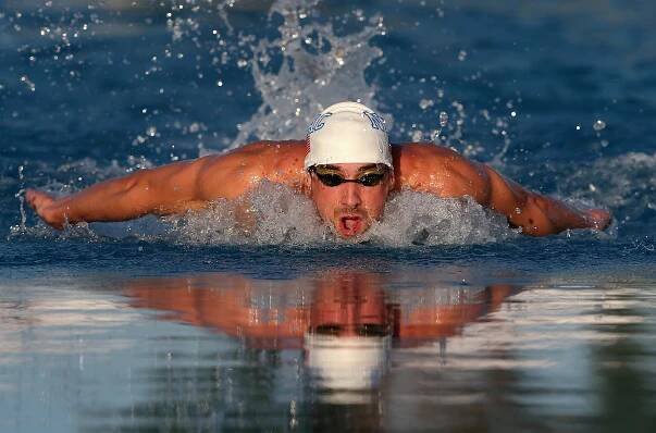 Phelps v prvním závodu po pauze dostal klepec od Lochteho