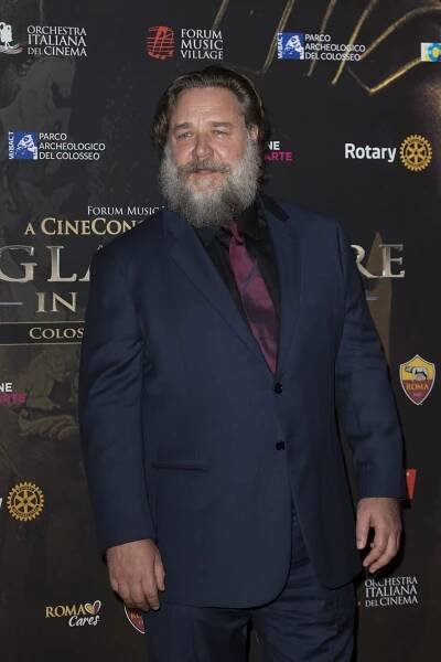 Russell Crowe se mění k nepoznání. Bývalý idol nadbytečnou váhu neshazuje a kromě vousů nyní nosí i culík - galerie | Život