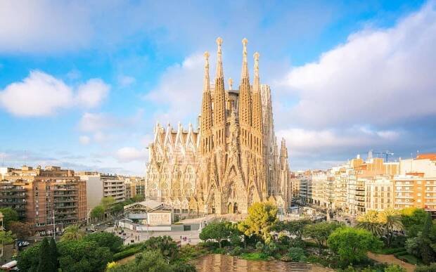 Download "Exquisite View of the Sagrada Familia Illuminated At Night" Wallpaper