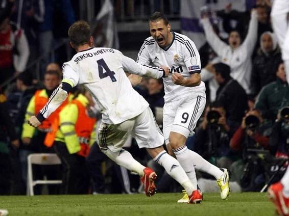 Fotbalisté Realu Madrid Sergio Ramos (vlevo) a Karim Benzema se radují z gólu proti Dortmundu.