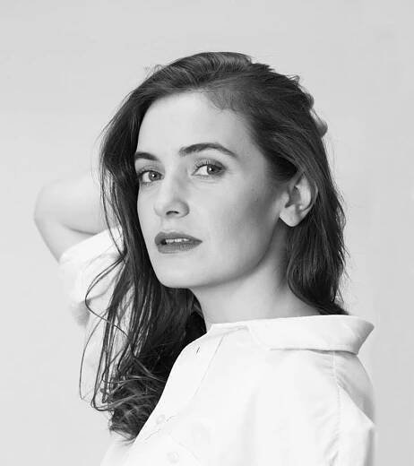 Půvabná herečka, Sarah Haváčová, oblékla ochranný oblek, respirátor a vydala se pomáhat do nemocnice