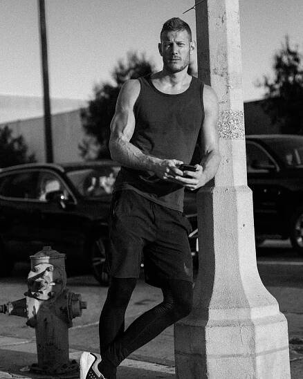 Tom Hopper Age, Wiki, Family, Education, Girlfriend, Wife 4