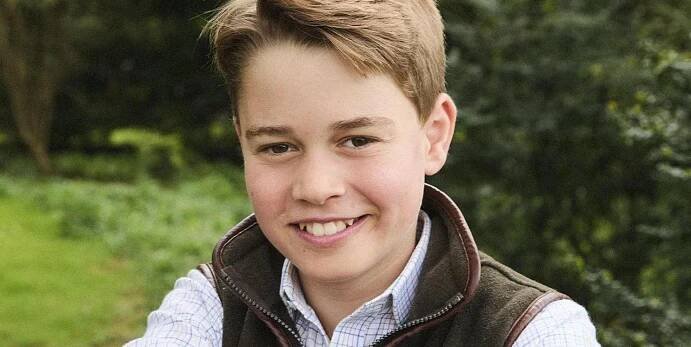Britský princ George slaví své 12. narozeniny a při této příležitosti zveřejnil palác nový portrét, jehož autorem je fotograf Josh Shinner.