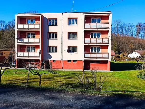 Prodej, byt 3+1 s garáží a zahradou, Ropice V zastoupení majitele představuji nabídku koupě bytu 3+1, 88m2 společně s garáží se zastavěnou plochou 25m2. Jednotka v osobním vlastnictví se nachází v 1NP/3NP bytového domu s celkem 6 byty. Dům je po částečné revitalizaci (zateplení, plastová okna, vchodové dveře). Obvodové zdivo domu je panelové. Samotný byt je v původním, ovšem velmi pěkném