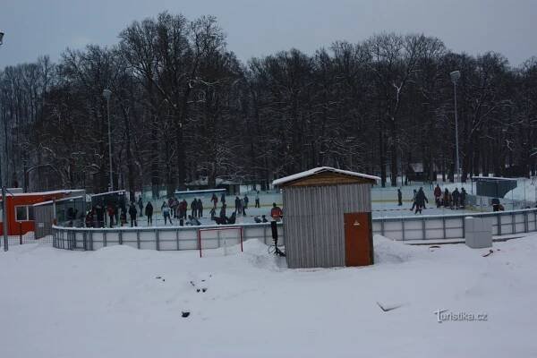 Pohled na zimní stadion v Žamberku od silnice na Jablonné nad Orlicí