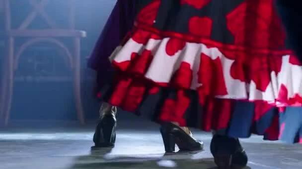 Ženy nosí tradiční traje de flamenca tanec na jevišti detailní. Dámské tanečnice v barevných balónových sukních předvádějí flamenco na folklorním festivalu — Stock záběr