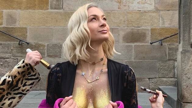 Barbora Mottlová při focení pro pánský magazín