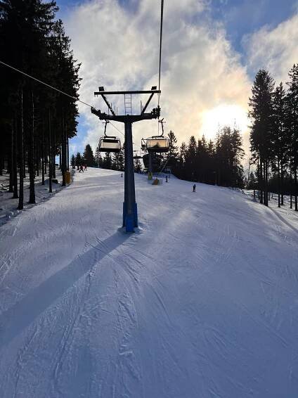Poslední týden lyžování nabídne Skicentrum Deštné v Orlických horách | až do 3.4. - SněhovýServis.cz