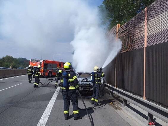 Požár osobního auta na D1 | hasici.cz 